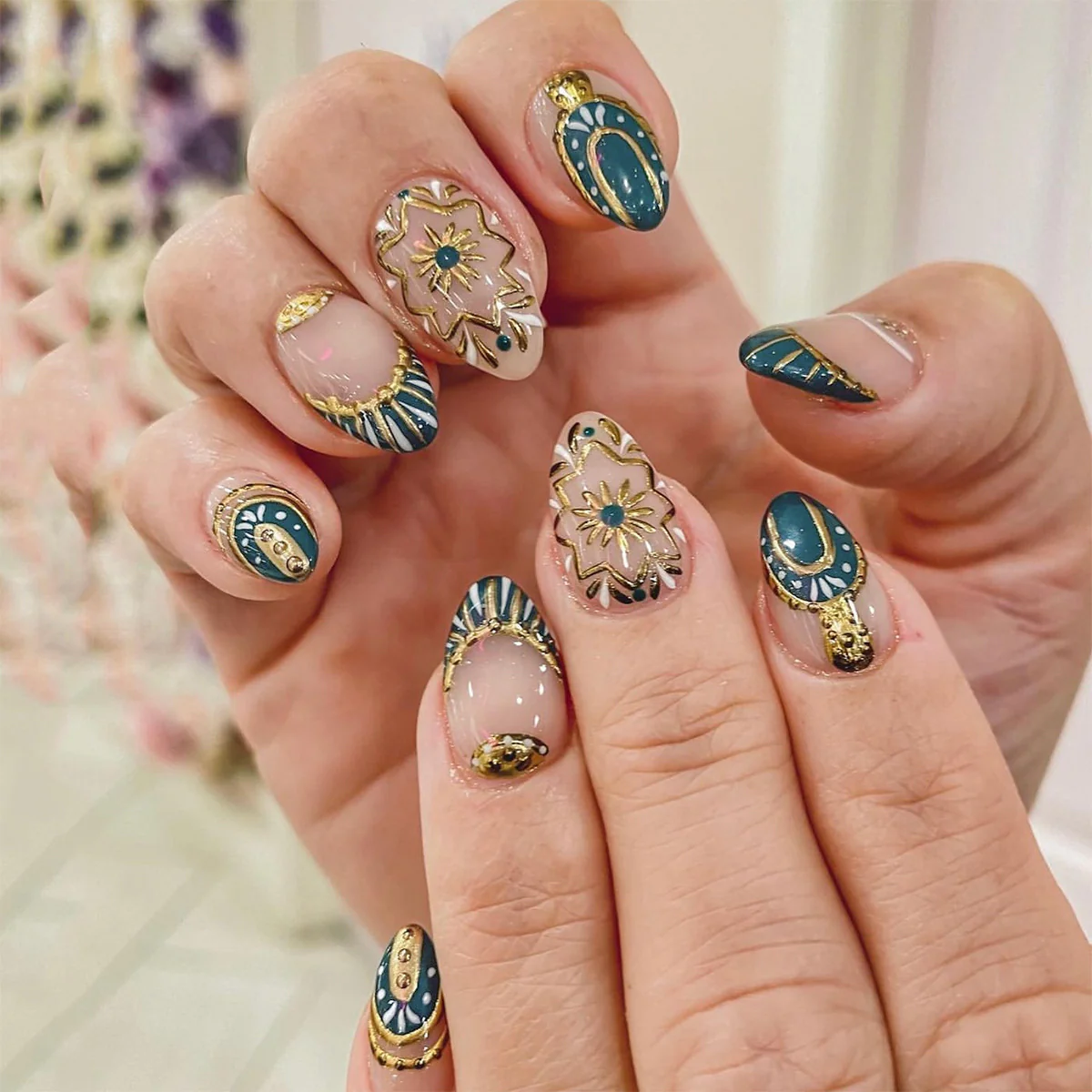 Egyptian Art Piece Short Round Green Bold Press On Nails