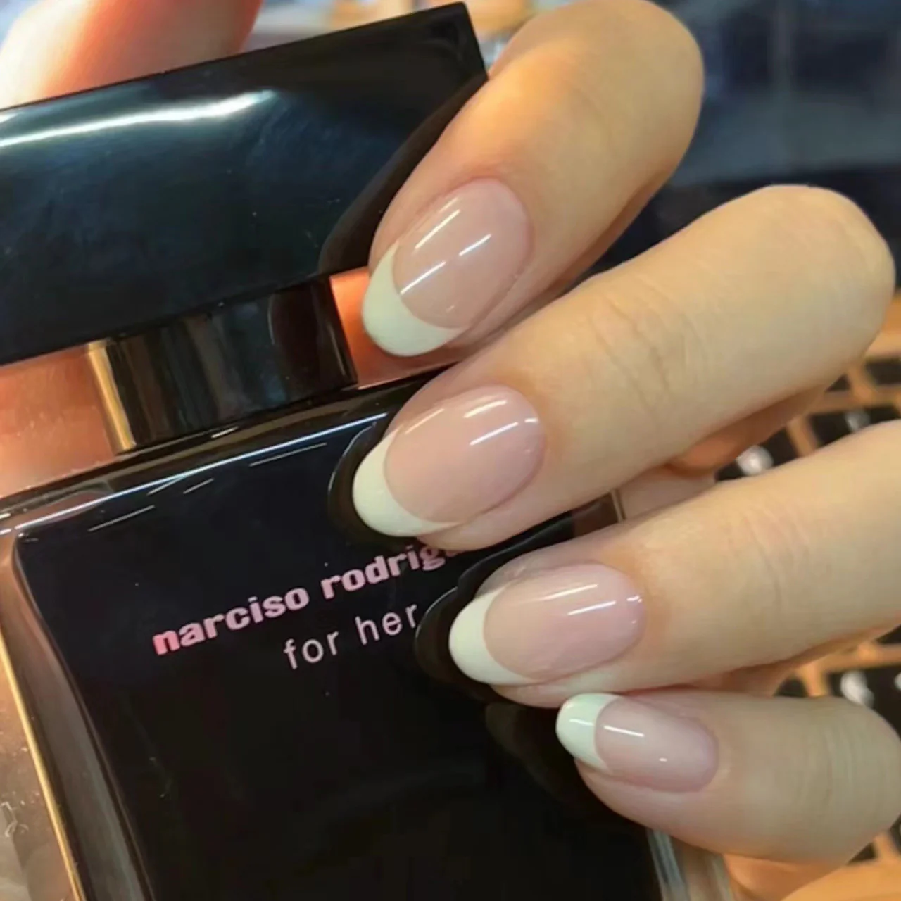 Elegant Chic Medium-Length Oval Beige Press On Nail Set with Natural French Tip Design