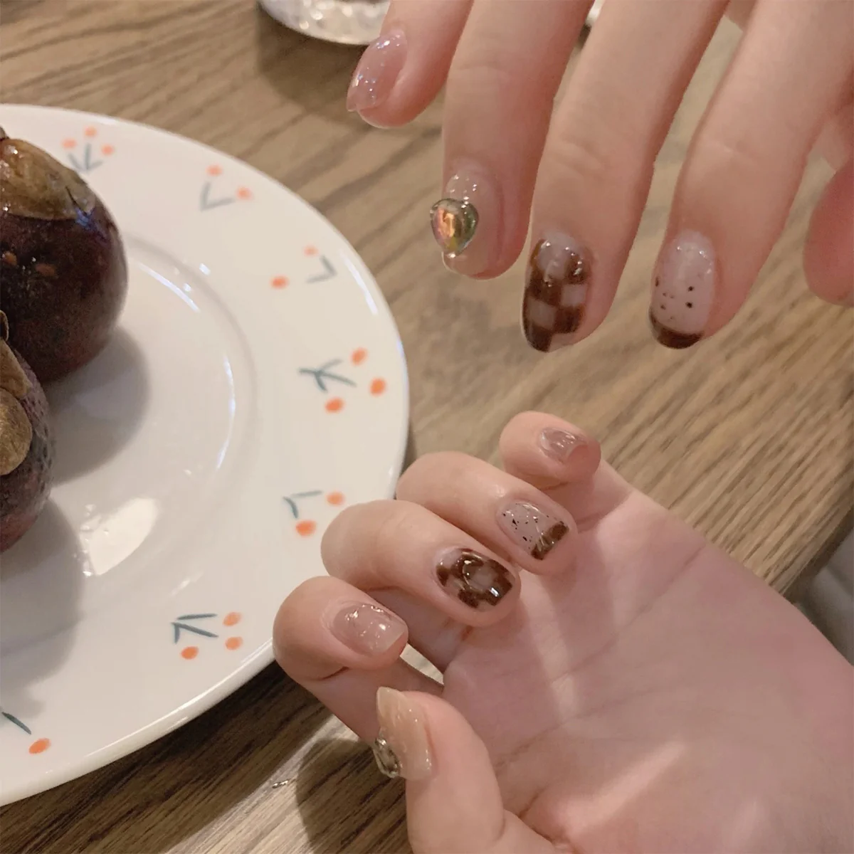 Whiskey Short Oval Brown Checkered Press On Nails